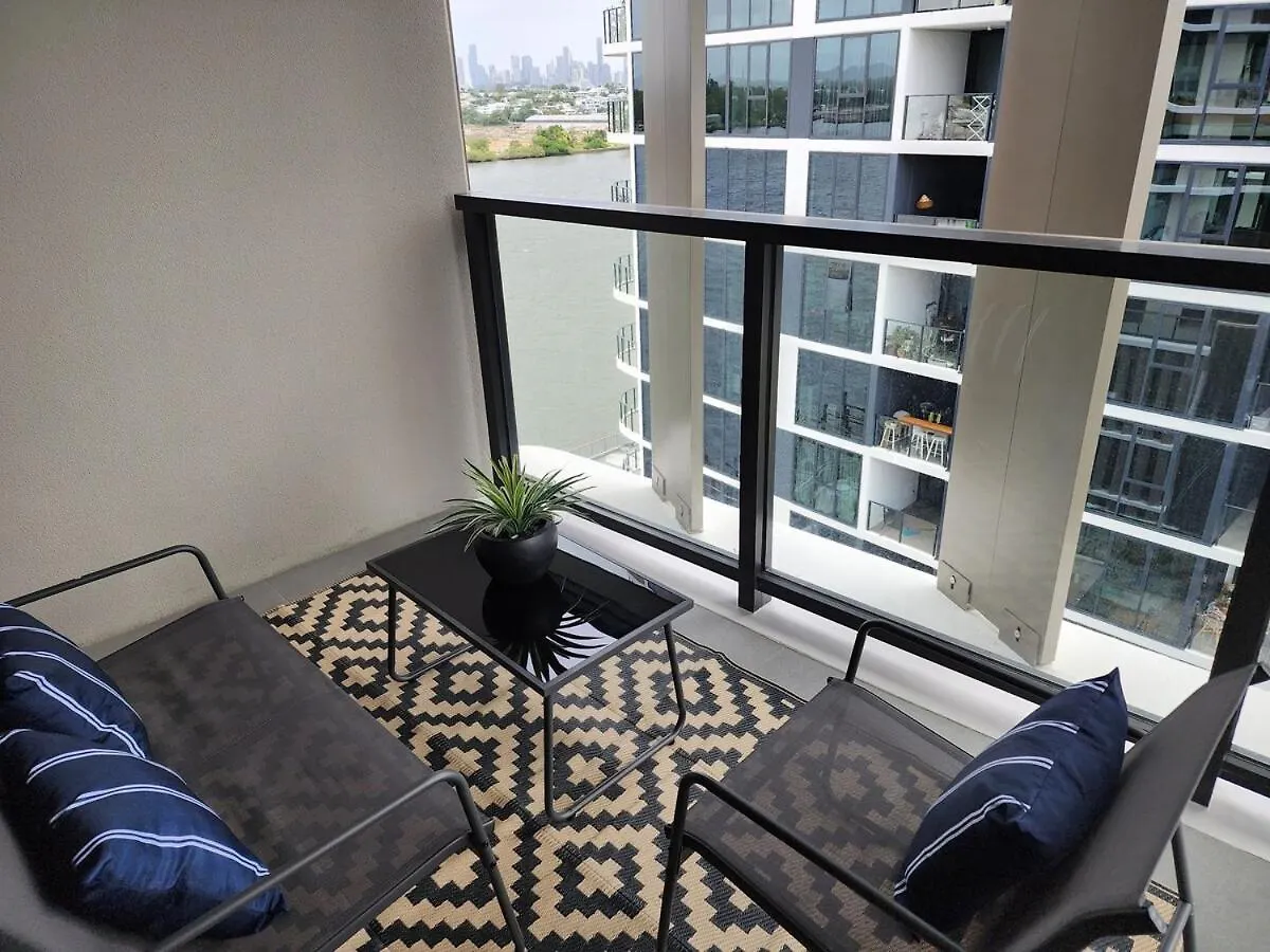 River & City View Apt Near Brisbane Airport With Infinity Pool, Spa, Sauna, Steam Room