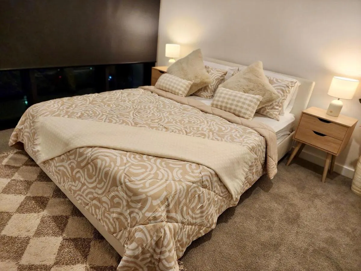 River & City View Apt Near Brisbane Airport With Infinity Pool, Spa, Sauna, Steam Room Australia