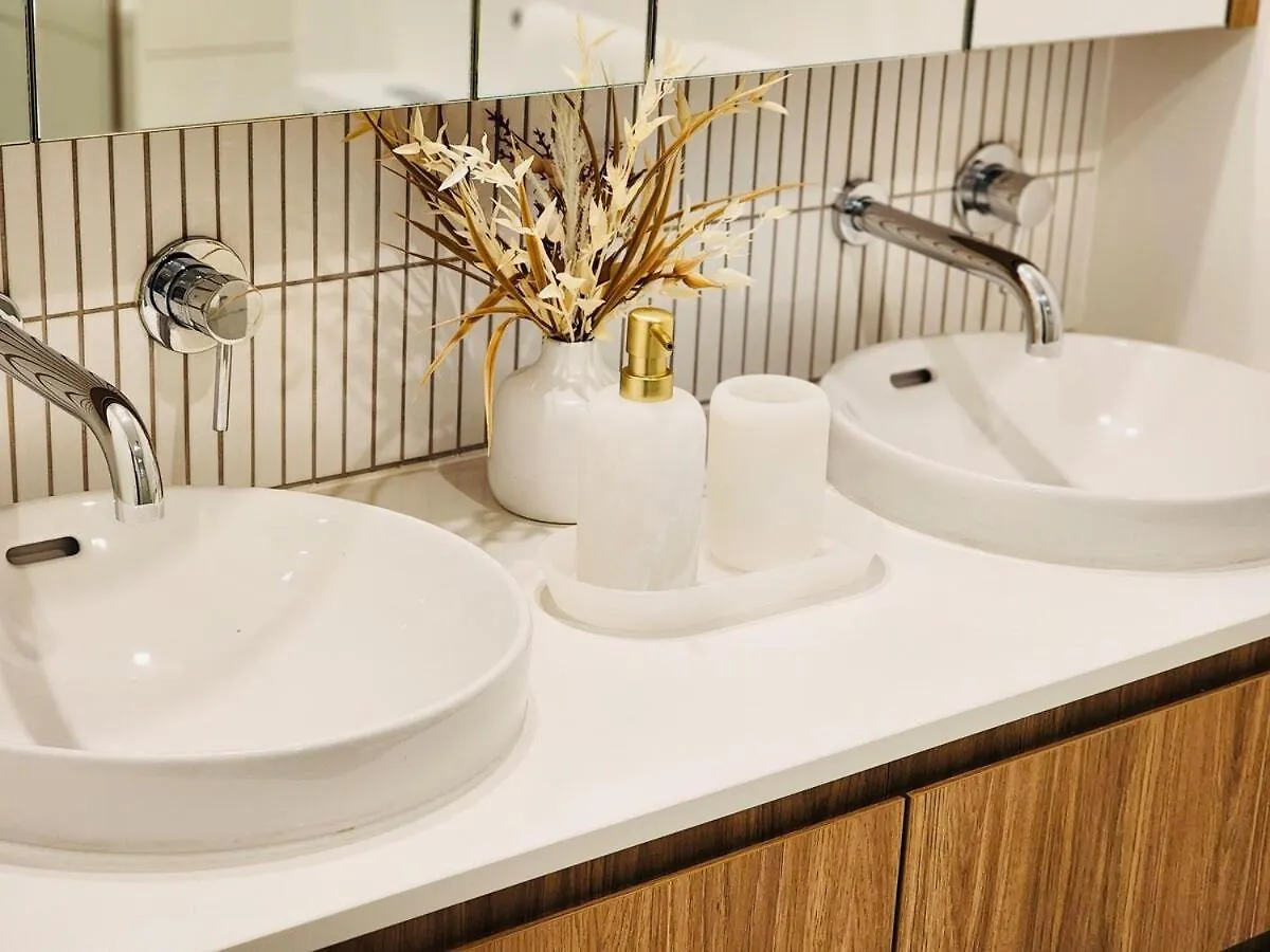 Apartment River & City View Apt Near Brisbane Airport With Infinity Pool, Spa, Sauna, Steam Room